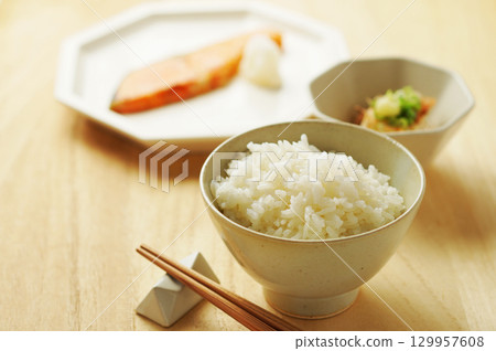 米飯、早餐、日式套餐(白飯、烤鮭魚、涼拌豆腐) 米飯、早餐、日式套餐(白飯、烤鮭魚、涼拌豆腐) 129957608