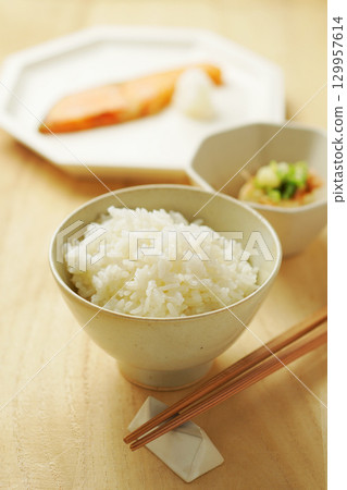 米飯、早餐、日式套餐（白飯、烤鮭魚、涼拌豆腐） 129957614