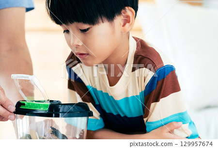 家長和孩子觀察鍬形蟲 129957674