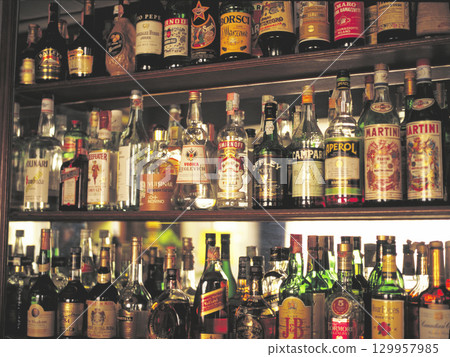 羅馬的酒吧櫃檯，架子上擺滿了酒瓶 129957985