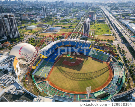 台灣台中市台中市洲際棒球場及台74號省道立體交叉的鳥瞰圖 129958394