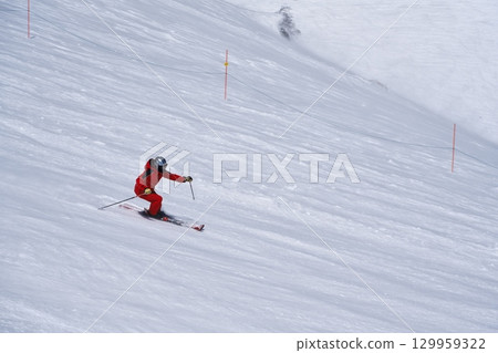 滑雪者在新雪谷東急大比羅夫的動態賽道上滑雪 129959322