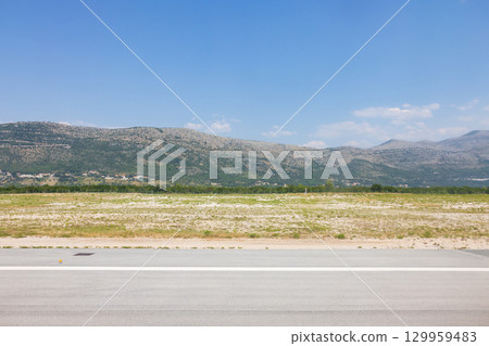 從歐洲杜布羅夫尼克國際機場的飛機上看到的景色 129959483