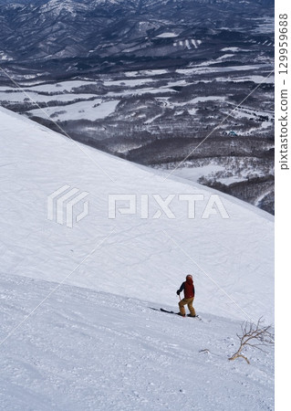 滑雪者從新雪谷東急比羅夫滑雪場的動態路線滑入滑雪場管理區 滑雪者從新雪谷東急比羅夫滑雪場的動態路線滑入滑雪場管理區 129959688