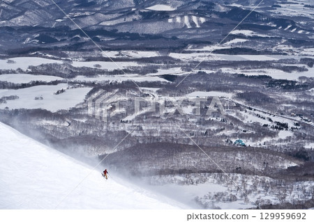 滑雪者從新雪谷東急比羅夫滑雪場的動態路線滑入滑雪場管理區 129959692