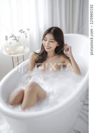 年輕女子在泡泡浴浴缸中沐浴 129960192