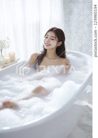 年輕女子泡在泡泡浴缸裡。沐浴_美容_美容_健康_護膚 129960194