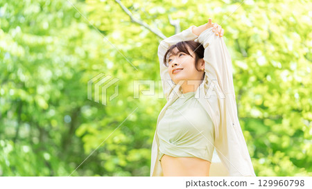 在綠地中伸展身體的女人 在綠地中伸展身體的女人 129960798