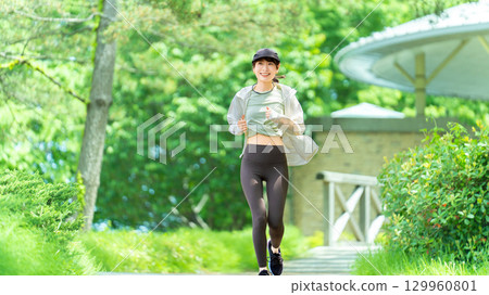 在綠地慢跑的女人 129960801