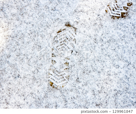雪地裡留下的腳印 雪地裡留下的腳印 129961847