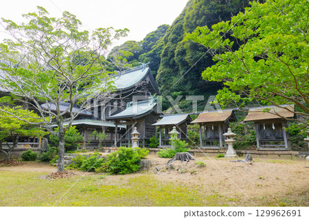 Tsushima Province Ichinomiya Kaijin Shrine, worship hall and main hall Tsushima Province Ichinomiya Kaijin Shrine, worship hall and main hall 129962691