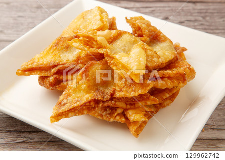 Fried wonton 129962742