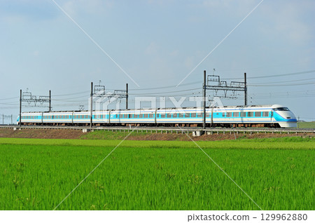 Tobu Railway 100 series 108 Spacia train on the Tobu Nikko Line between Kurihashi and Shin-Koga 129962880