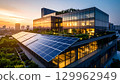 永續辦公室，配備日落照明的太陽能電池板 129962949