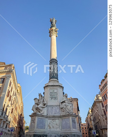 ROME, ITALY - JULY 31, 2025 The Column of the Immaculate Conception. The monument is topped with a bronze statue of the Virgin Mary. The detailed base features marble figures ROME, ITALY - JULY 31, 2025 The Column of the Immaculate Conception. The monument is topped with a bronze statue of the Virgin Mary. The detailed base features marble figures 129963075