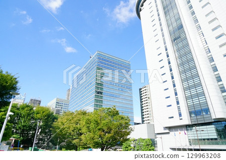 Skyscrapers and amusement parks in the city center Skyscrapers and amusement parks in the city center 129963208