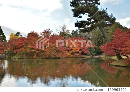 Autumn scenery at Sento Imperial Palace, Kyoto (Kamigyo Ward, Kyoto City) Autumn scenery at Sento Imperial Palace, Kyoto (Kamigyo Ward, Kyoto City) 129963351