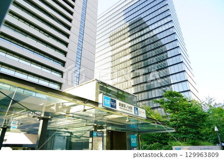 Shin-Ochanomizu Station and skyscrapers 129963809