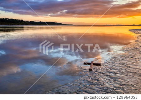 Wooden Cross Washup Reflection River Bay Waters Wooden Cross Washup Reflection River Bay Waters 129964055