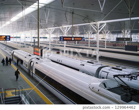 中國天津火車站高鐵月台 中國天津火車站高鐵月台 129964462