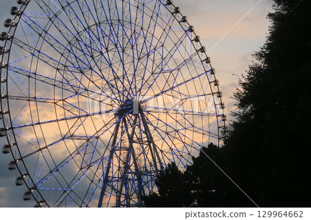 摩天輪染上日落 129964662