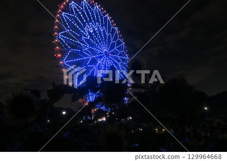 燈光璀璨的摩天輪和向日葵 燈光璀璨的摩天輪和向日葵 129964668