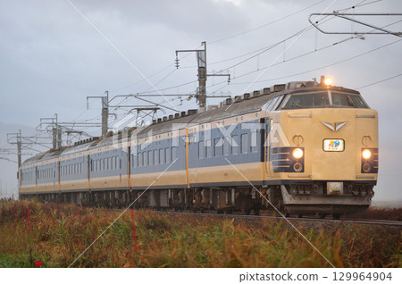 羽越本線 西袋富士島 JR 東日本 583 系列 N-1+N-2 編組(秋田) Wakuwaku Dream 羽越本線 西袋富士島 JR 東日本 583 系列 N-1+N-2 編組(秋田) Wakuwaku Dream 129964904