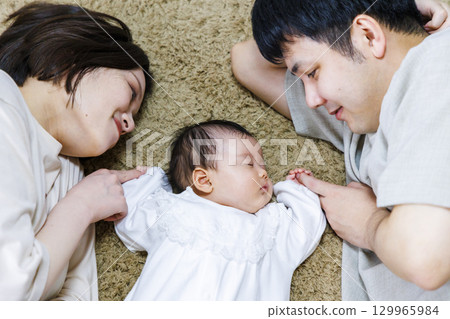 嬰兒與父母同躺 129965984