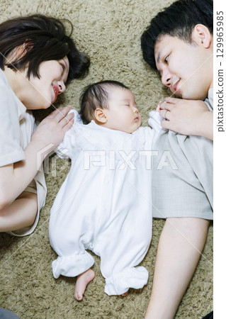 嬰兒與父母同躺 129965985