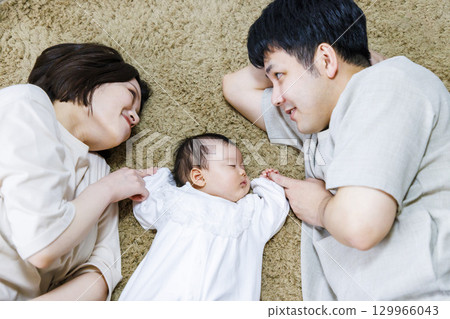嬰兒與父母同躺 129966043