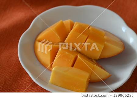 Sweet and delicious sliced ripe mango 129966285