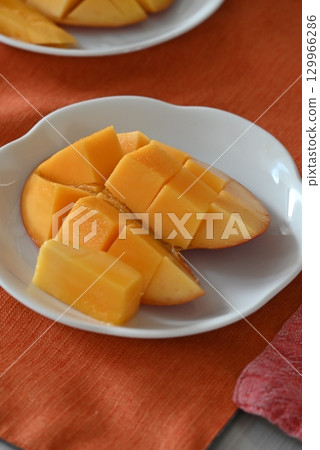 Sweet and delicious sliced ripe mango 129966286