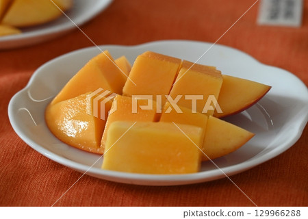 香甜可口的成熟芒果片 香甜可口的成熟芒果片 129966288