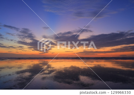 Morning glow reflected on the water surface 129966330