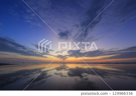 Morning glow reflected on the water surface 129966336