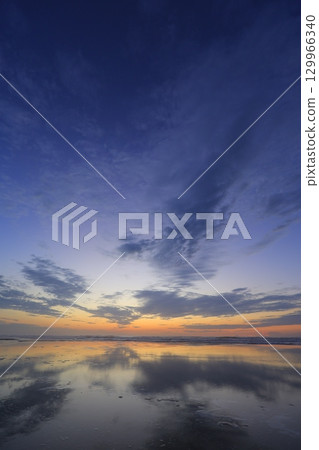 晨光反映在水面上 129966340