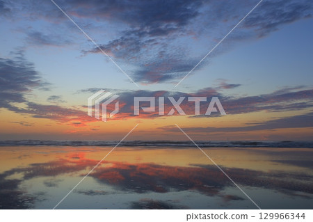 Morning glow reflected on the water surface 129966344