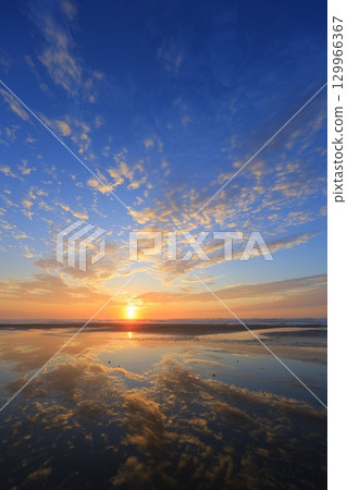 晨光反映在水面上 晨光反映在水面上 129966367