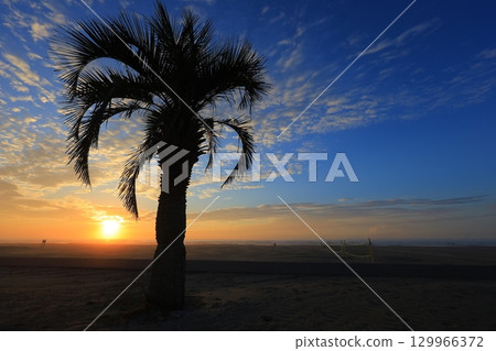 晨光反映在水面上 129966372