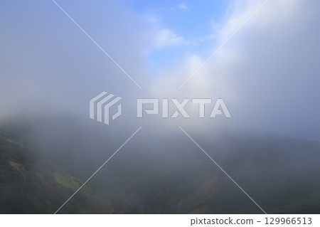 山脊籠罩在薄霧之中 山脊籠罩在薄霧之中 129966513