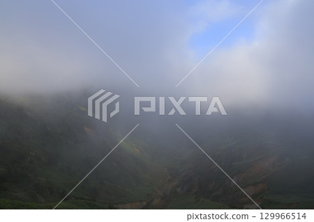 Mountain ridges shrouded in mist 129966514