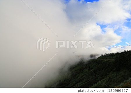 山脊籠罩在薄霧之中 129966527