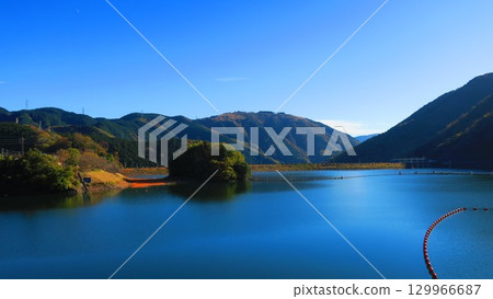 宮瀨,萬裡無雲的晴天,樹葉泛紅 宮瀨,萬裡無雲的晴天,樹葉泛紅 129966687