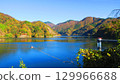 天氣晴朗，秋葉綏爛，湖面倒映著美麗的秋葉。 129966688