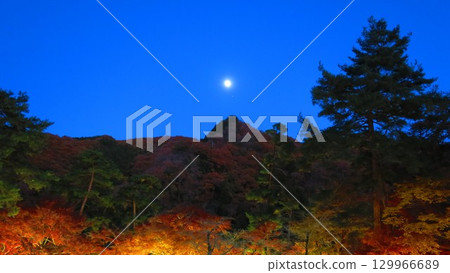 The mountains are colored with autumn leaves, and at night there is a beautiful full moon. The mountains are colored with autumn leaves, and at night there is a beautiful full moon. 129966689