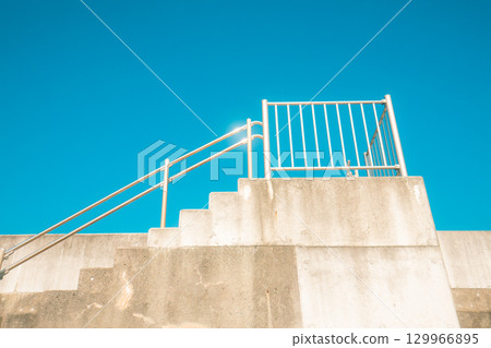 充滿懷舊氣息的樓梯 充滿懷舊氣息的樓梯 129966895