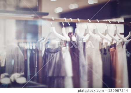 女裝店的模糊景象 129967244