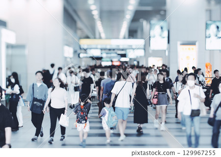 大阪站附近散步的人們 129967255