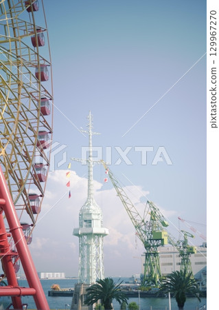 公園裡的紅色摩天輪 129967270