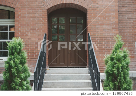 Tokyo Marunouchi Mitsubishi Ichigokan Courtyard Patio Outdoor stairs and doors exude a retro atmosphere 129967455